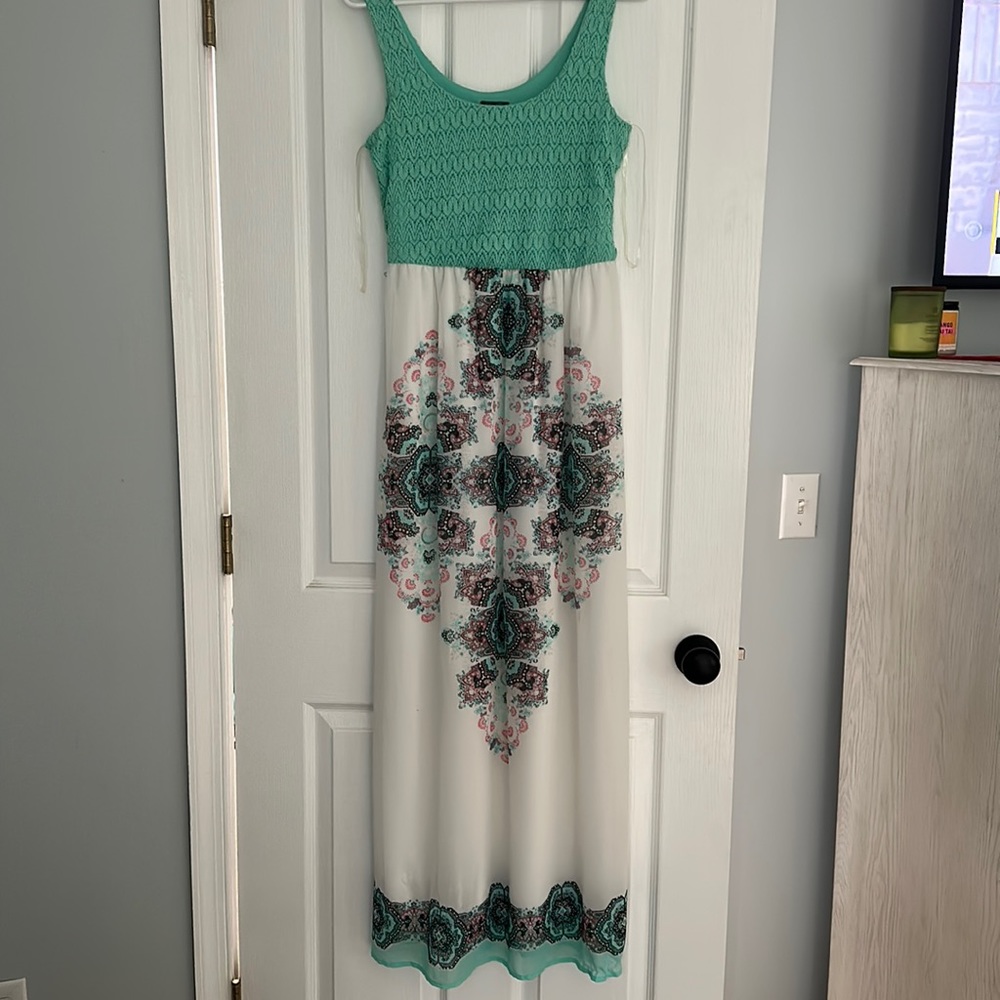Lily Rose Long Dress, Size M, worn once, smoke feee home.